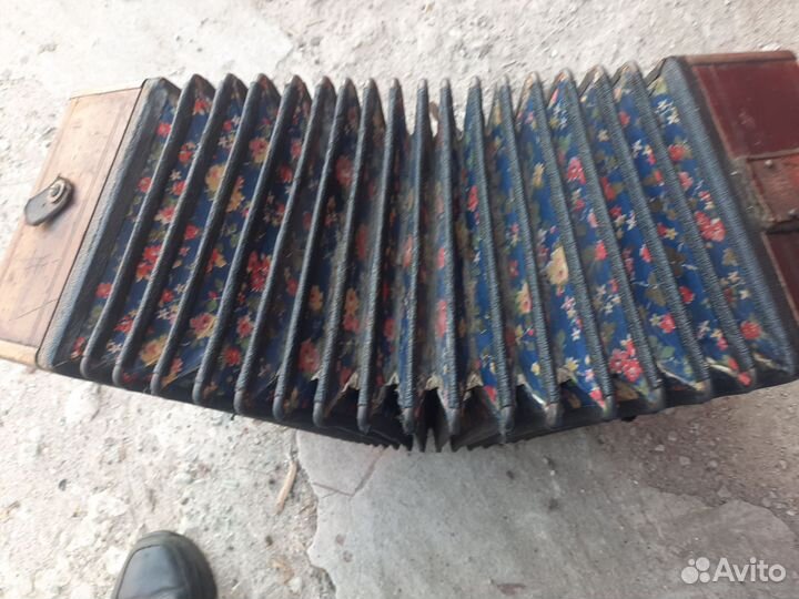 Шуйская гармонь в хорошем состоянии для своих лет