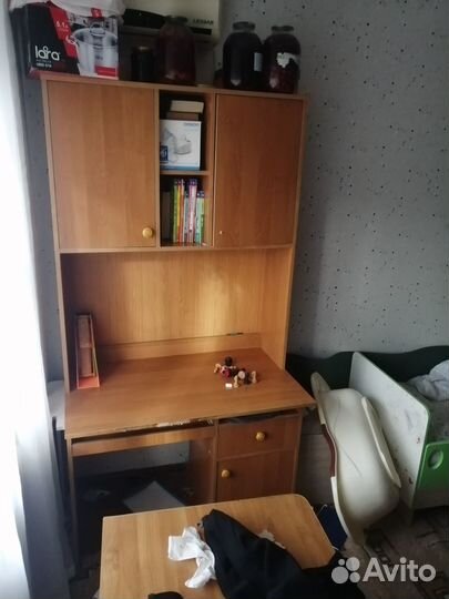Стол письменный с полками