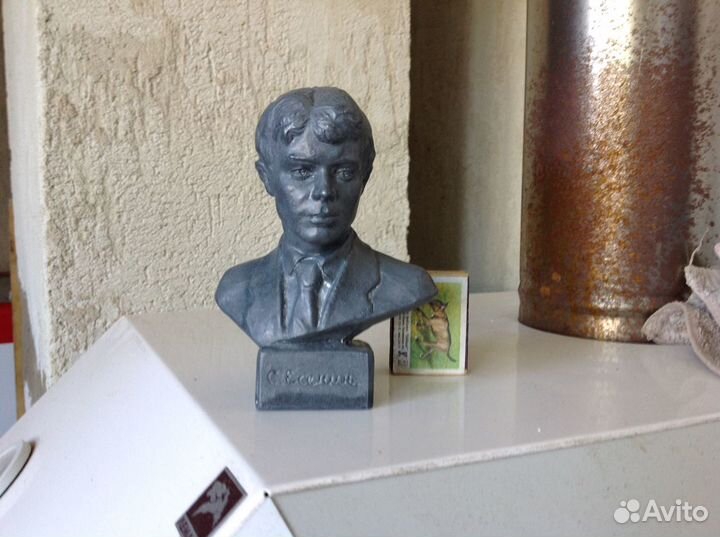 Статуэтки: бюст Чайковского и Есенина