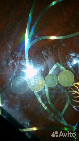 Банкноты монеты значки