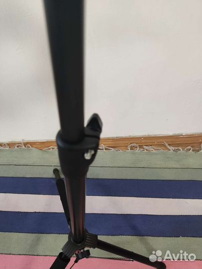 Стойка гитарная с автозахватом