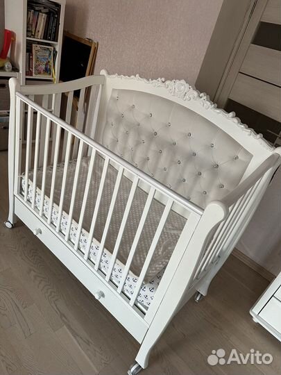 Кровать, комод-пеленальный стол, диван