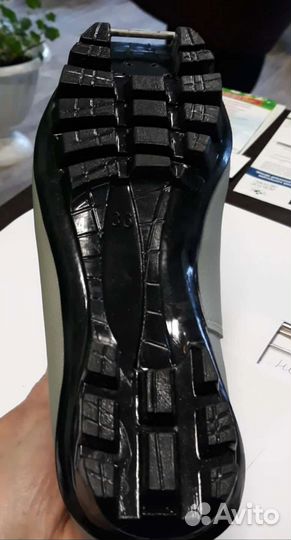 Хокейные коньки 42 р и лыжные ботики 36 р