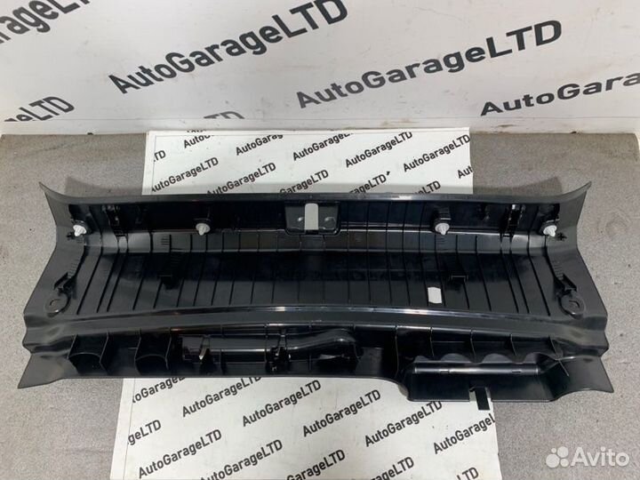 Накладка замка багажника Mercedes-Benz E-Class