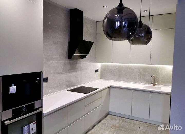 Угловая в потолок кухня на заказ