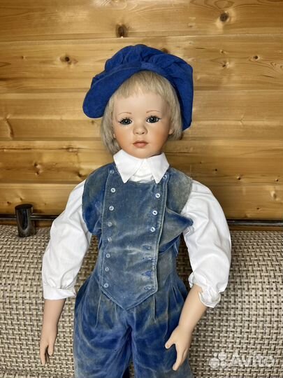 Фарфоровая кукла