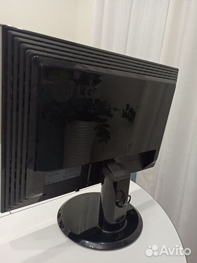 Монитор LG 22
