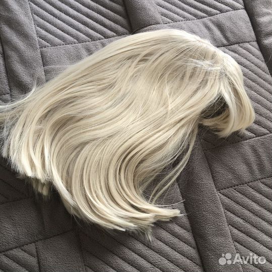 Парик новый, в цвете блонд, с челкой