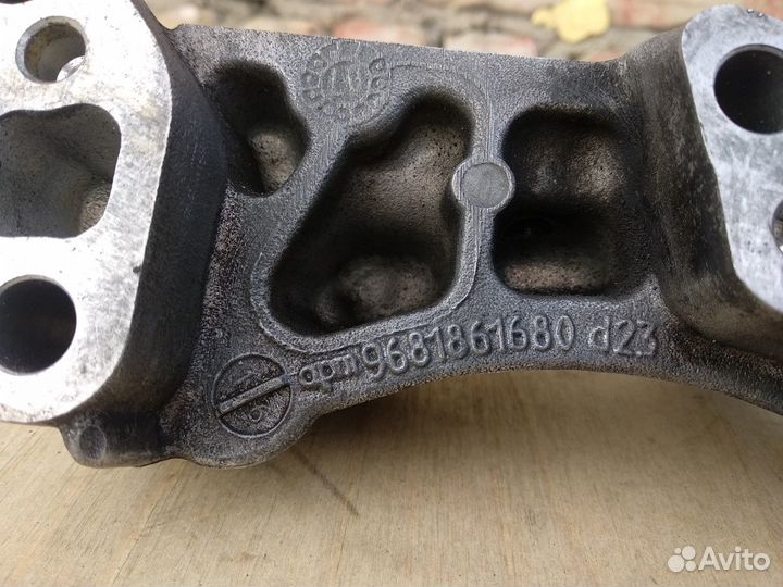 Кронштейн подушки двигателя dv6ted4 1.6 hdi