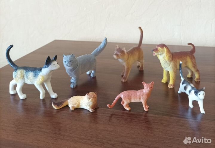 Фигурки кошек и собака