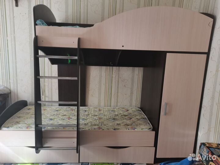 Двухъярусная кровать