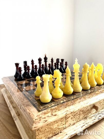 Шахматы из янтаря в ларце из карельской березы