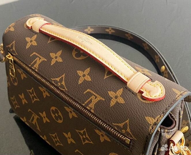 Сумка Louis Vuitton Pochette Metis женская