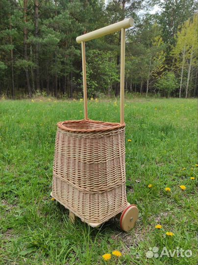 Плетёная корзина - тележка из ивы
