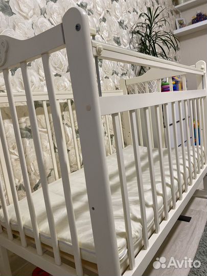 Детская кроватка с маятником