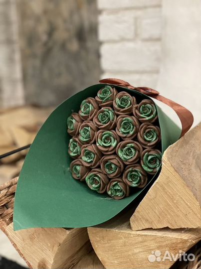 Шоколадные розы пионы в букете цветы