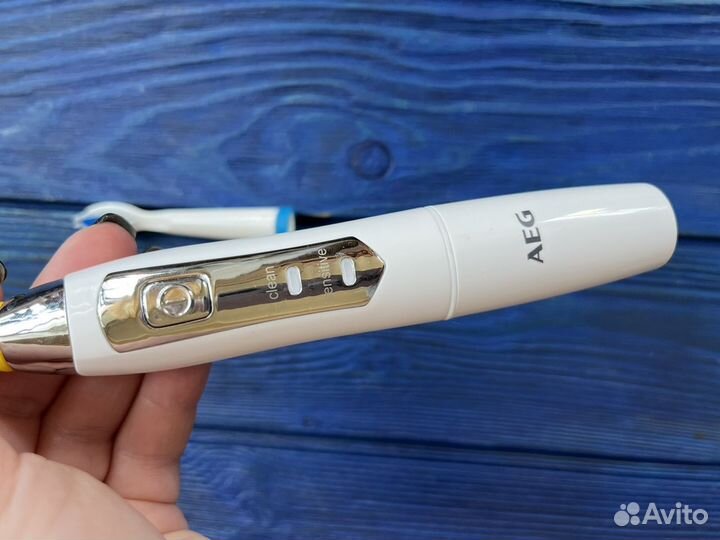 Электрическая (звуковая) зубная щетка AEG