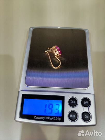 Золотая серьга одна