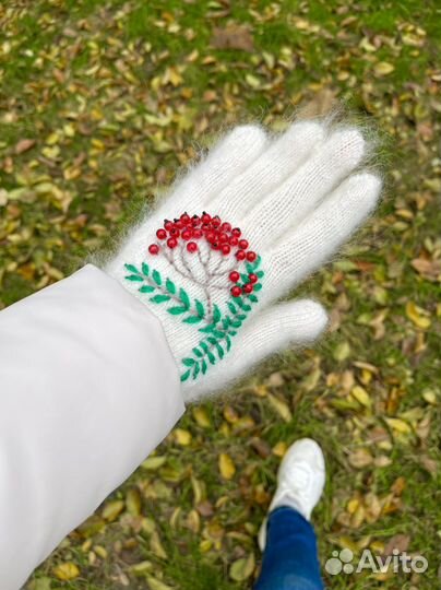 Перчатки женские пуховые с вышивкой Рябиновые бусы