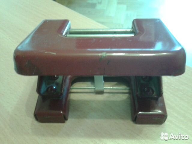 Дырокол, кнопки, папка для бумаг, карандаши