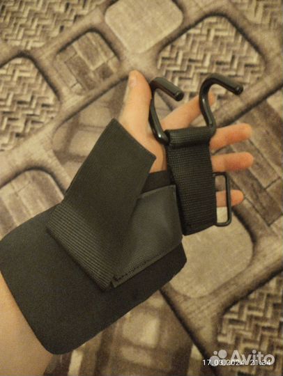 Крюки на запястье для турника