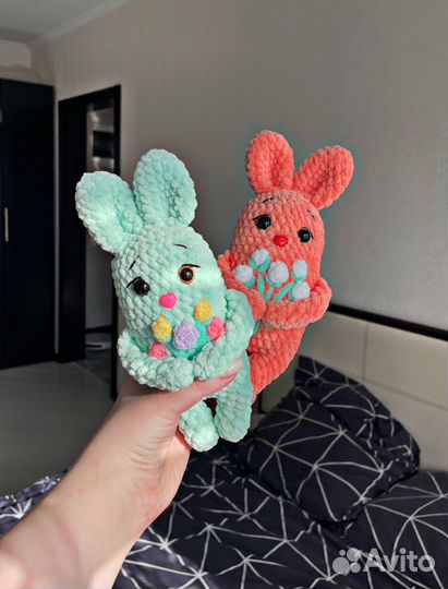 Вязаные игрушки зайчики с букетом цветов