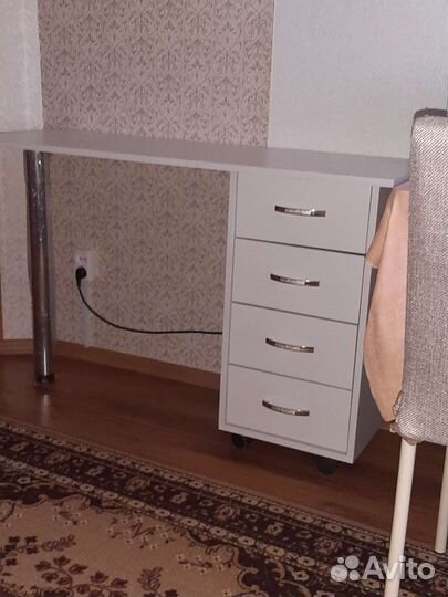 Маникюрный белоснежный столик