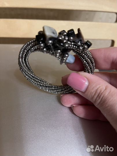 Гибкий браслет из бисера