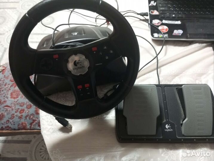 Игровой руль с педалями