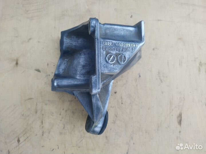Опора коробки передач Ауди 100 с4 правая мт