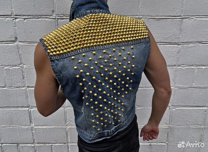 Джинсовая жилетка голубая с золотистыми клёпками