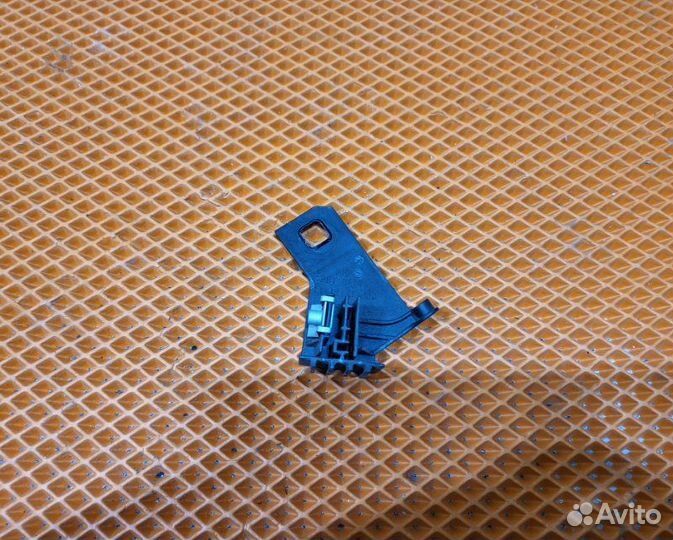 Кронштейн левый Audi A4 Iv B8 cdhb 2009