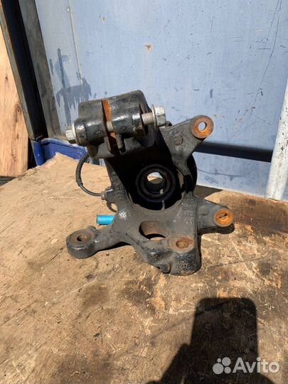 Кулак поворотный передний левый Bmw X3 E83 M54B25