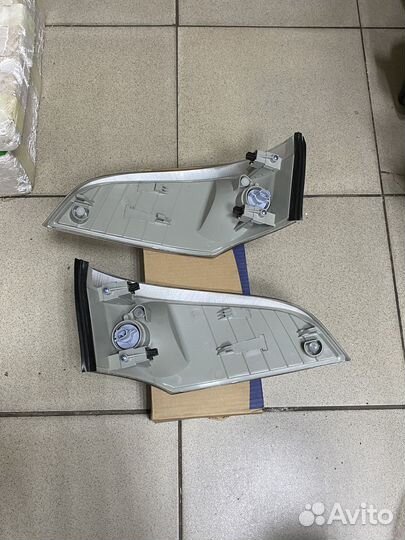 Поворотники над фарой Mitsubishi Canter пара