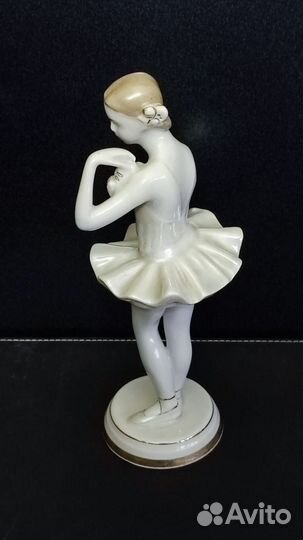 Фарфоровая статуэтка 