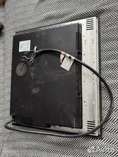 Варочная индукционная панель Midea