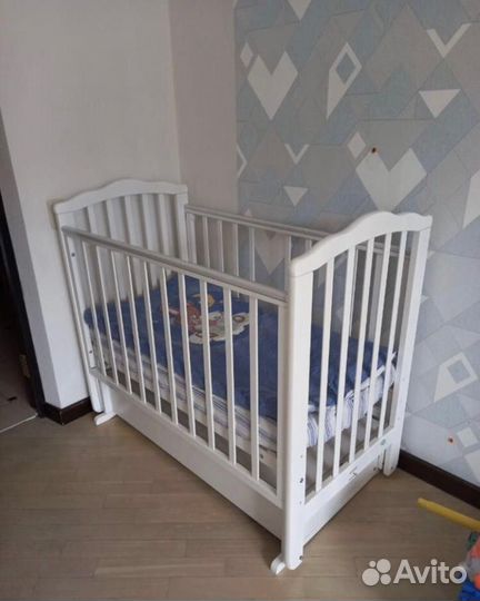 Детская кроватка с маятником