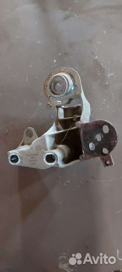 Кронштейн двигателя на Volkswagen Passat B5