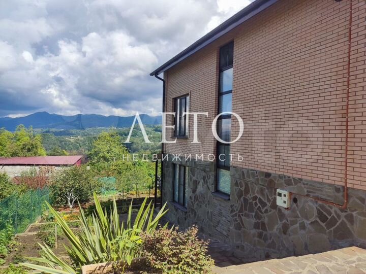 Коттедж 250 м² на участке 7 сот.