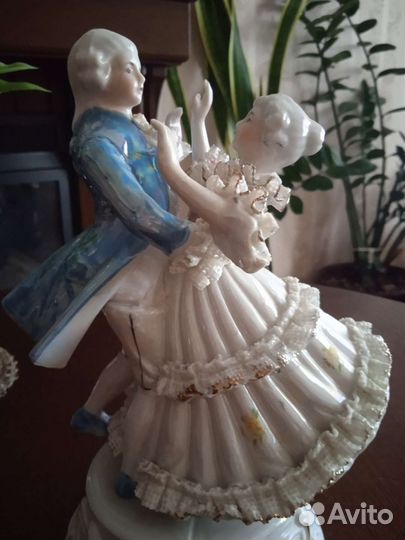 Фарфоровая статуэтка