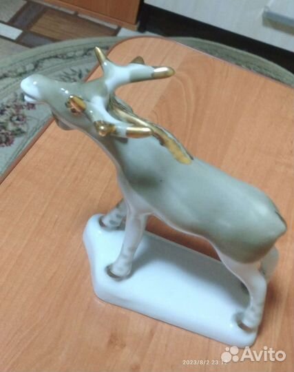 Статуэтка фарфоровая 