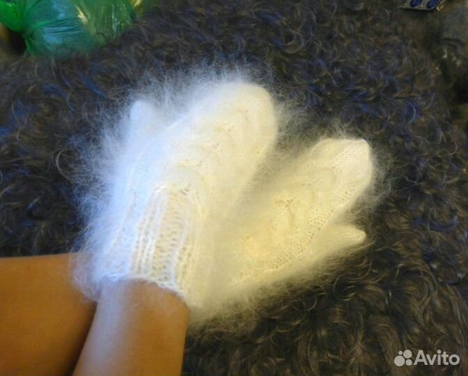 Белые пуховые варежки женские