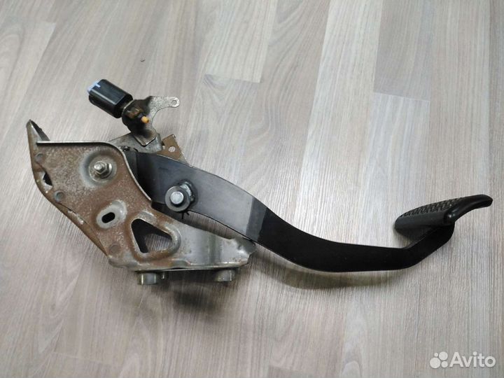 Педали газа и тормоза Toyota Prius30