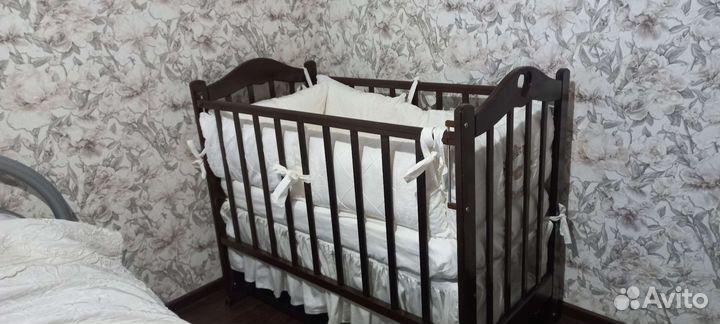 Детская кроватка с маятником