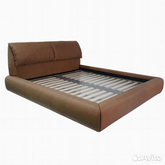 Кровать двуспальная с кожаной отделкой