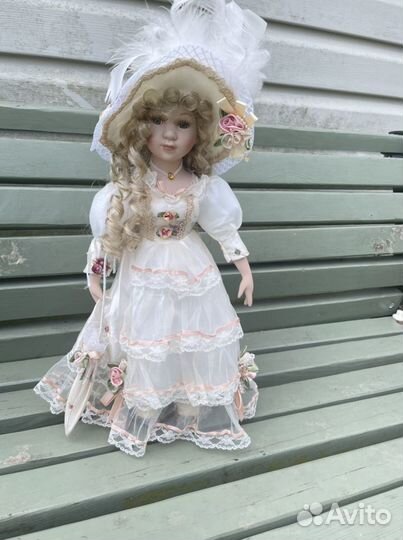 Кукла фарфоровая