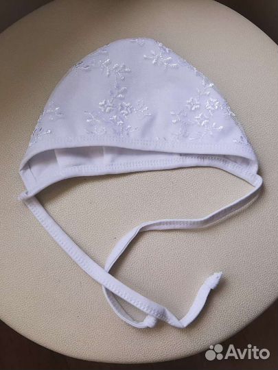 Детская распашонка и чепчик