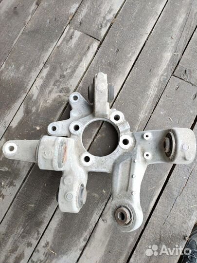 Задний левый кулак Ford Explorer 2012