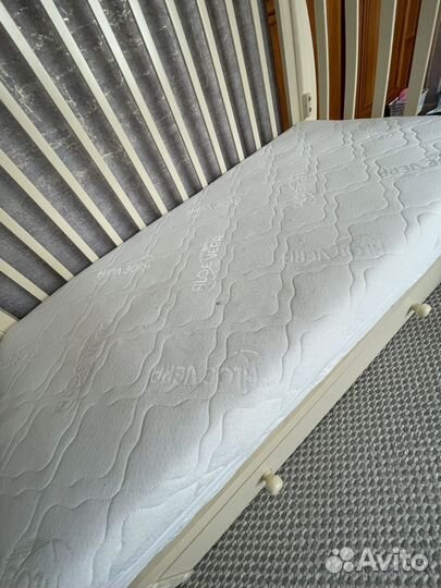 Детская кроватка с маятником