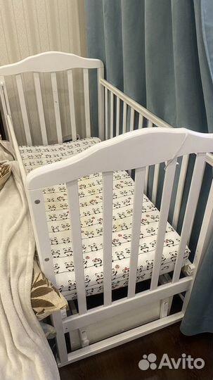 Детская кроватка с маятником